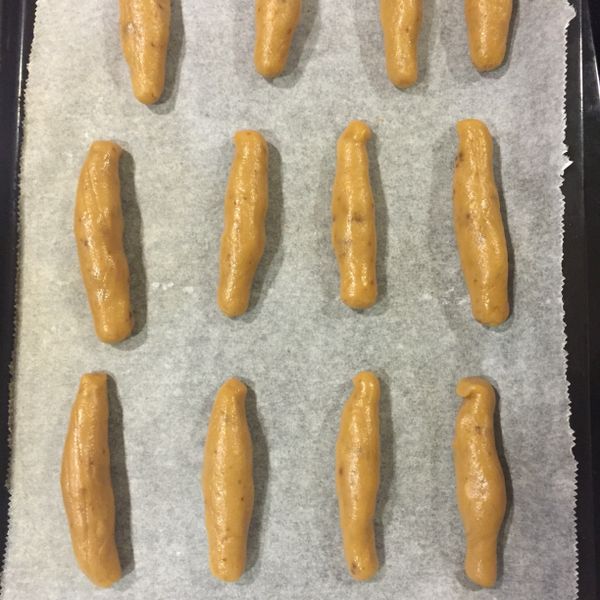 搓成長條~
可以再搓細一點感覺會更逼真
我今天做的比較像胖女巫版本