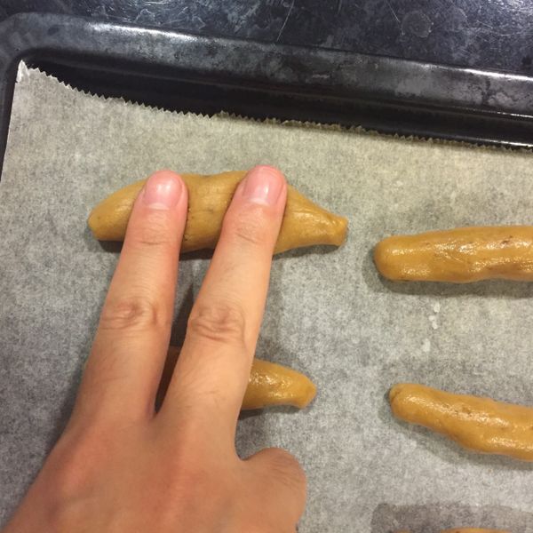 雙手比YA
朝麵團的兩邊壓下去
像圖中我的手這樣~