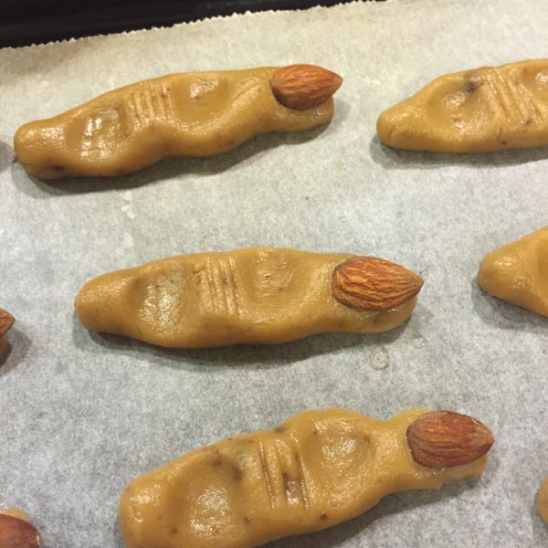 在中間凸起處用刀壓上痕跡約3-4刀
前方將杏仁沾水壓入手指頂端
 
加入杏仁看起來就很逼真了有沒有!!
 
放入烤箱以170度烤20-25分鐘左右
就大功告成啦！