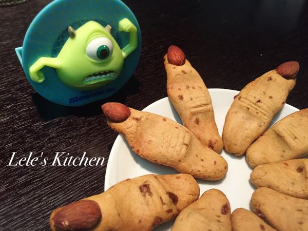 配上大眼怪驚嚇的表情...
巫婆手指這麼逼真嗎
 
雖然這款餅乾外表嚇人
但其實吃起來有濃濃的黑糖香
真的好吃又簡單 不容易失敗喔