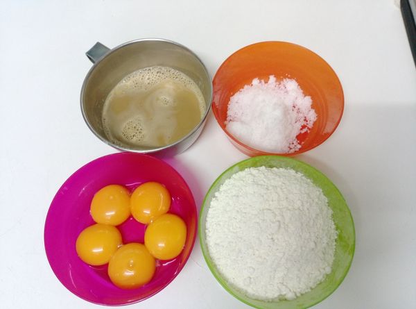 備好食材：蛋的蛋黃和蛋白分開（蛋白先放冷藏），所有食材秤好，粉類要先過篩，咖啡和熱牛奶先攪勻。