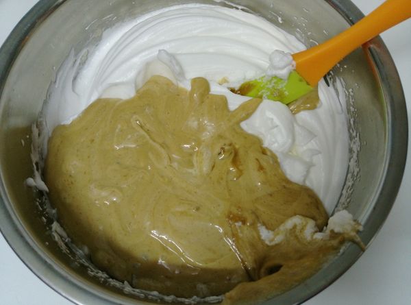 然後再將拌勻的麵糊倒入剩下的[蛋白霜]中，用橡皮刮刀延著鍋邊翻轉，以切拌方式混合均勻。只要混合均勻即可，切勿過度攪拌以免蛋白消泡。