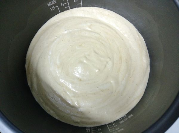 將麵糊倒入已塗抹奶油的電子鍋內鍋裡，輕敲出大氣泡，用筷子在麵糊中交叉畫８消除小氣泡。