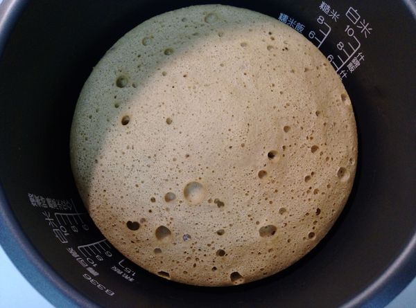 電子鍋發出完成的嗶嗶聲或１小時後，用筷子插入蛋糕體，若無沾粘麵糊即完成。
