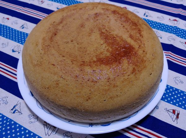 起鍋待稍涼後，再小心將蛋糕倒出盛盤。