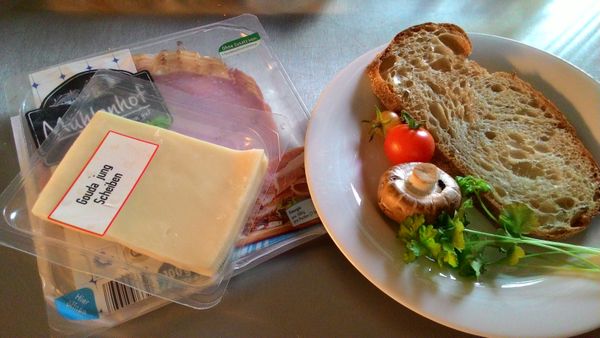 主要材料很簡單。麵包、cheese、火腿、蕃茄及蘑菇(這裡的蕃茄是自己種的；種蕃茄非常簡單好照顧，各位可以試種看看!)。