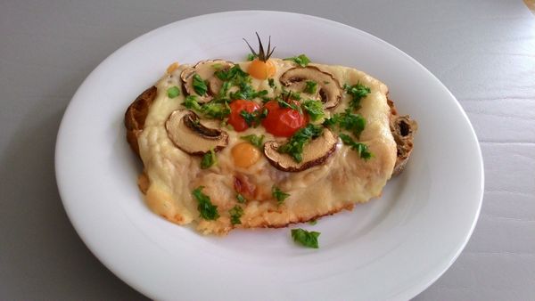 灑上適量胡椒 (不用加鹽，因為火腿及cheese都是鹹的)，在蕃茄及蘑菇上加幾滴橄欖油，放入預熱好的烤箱烤 15 分鐘或至 cheese 邊緣已經有點焦黃即可取出。灑上切碎的巴西利，快速午餐即完成！