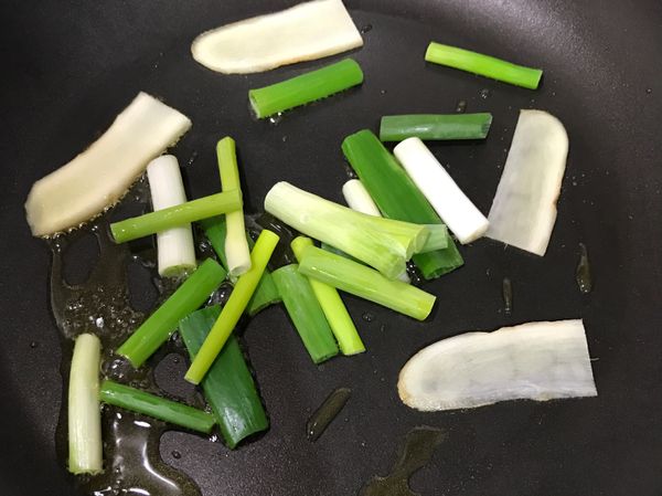 起油鍋，放入青蔥和薑片爆香