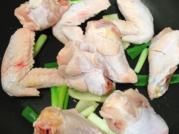 接著放入雞肉稍微拌炒一下