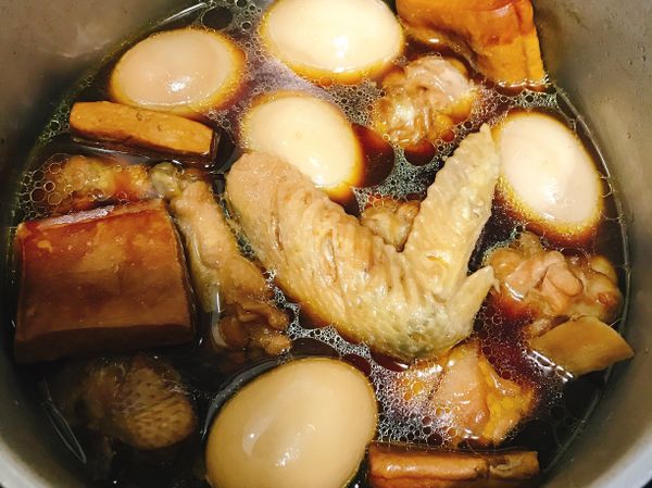 倒入燉鍋，加入米酒，醬油及水（水抓大概蓋過食材2/3就好，水加太多滷出來的滷汁會水水的不夠味道～自己調整一下！
肉滷約15-20分鐘後加入魯蛋和豆乾下去滷...約滷5-10分鐘加糖，滷至上色～肉軟嫩就可關火蓋上鍋蓋悶一下