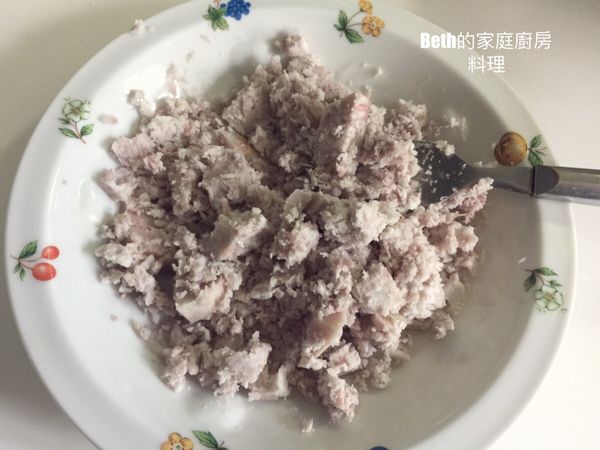 芋頭切小塊，大火蒸15分鐘，用叉子壓碎