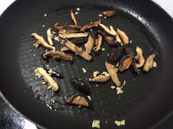 炒鍋放入椰子油，炒香香菇及薑末

* 香菇洗淨後泡軟切絲，泡香菇水留下備用