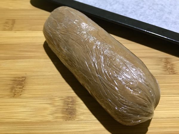 室溫牛油和糖粉，用攪拌器打至淺白色，加入蛋黃攪拌均勻。麵粉和可可粉過篩，以刮刀拌勻整成條狀，用保鮮膜包好冰入冰箱1小時。