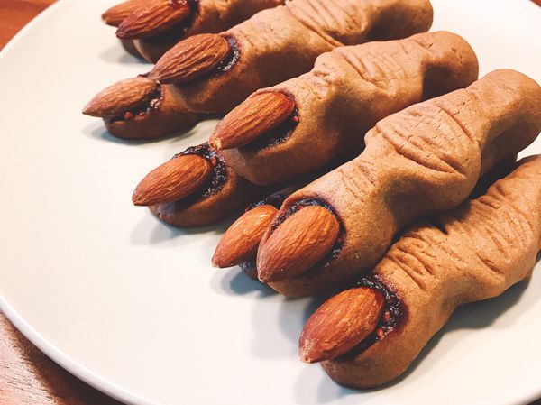 烤箱預熱160度，烘烤18-20分鐘。餅乾放涼，杏仁沾上草莓醬黏在指甲凹槽。