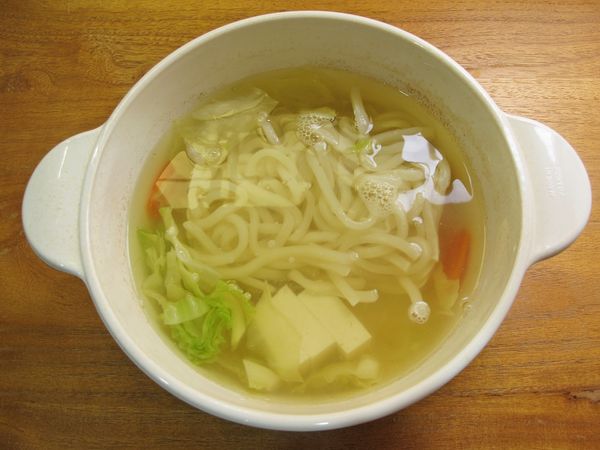 起鍋前加入烏龍麵 (市售烏龍麵, 多為急凍熟麵, 故不需解凍, 直接下鍋燙軟, 避免浸泡過久影響口感)及調味料就可上桌