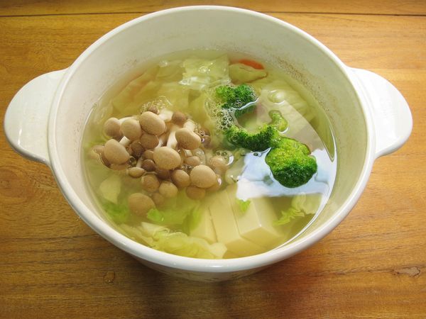 加入鴻喜菇、豆腐、花椰菜 (易熟的食材) 煮熟 (花椰菜保留一些脆度)