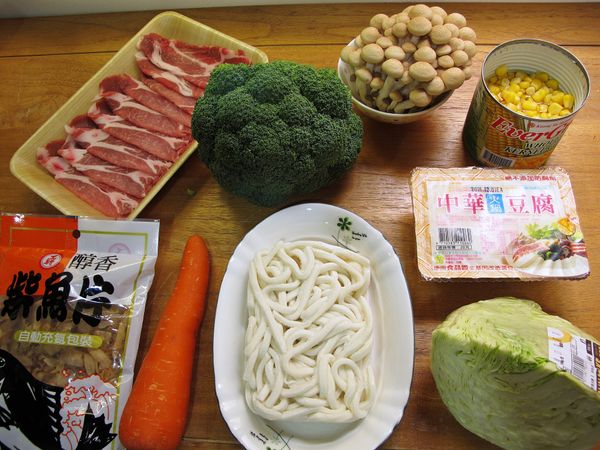 紅蘿蔔切片; 花椰菜去粗纖維; 鴻喜菇去除底部; 豆腐切厚片; 高麗菜切塊