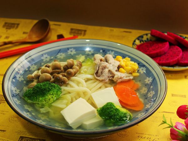 取一深碗, 將鍋內食材盛出, 擺入豬肉、加入玉米粒即可享用