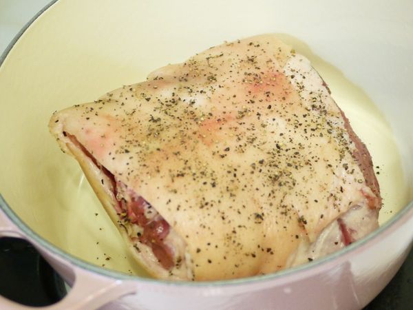 腿庫洗淨擦乾，每一面都切上幾刀後抹上[乾醃料]，放入鍋內醃漬至少2小時。

 (表面切刀是為了讓醃料能夠滲入進內部。

  乾醃料有時間的話可以醃漬個半天)