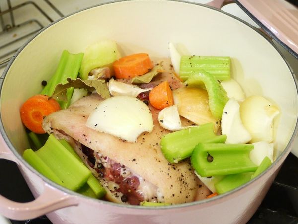 趁乾料醃漬的期間，所有蔬菜類洗淨切大塊，蒜頭洗淨不去皮後拍碎。蔬菜與辛香料都準備好後，一起加進去鍋內醃漬

 (這些要先加進去乾醃或是等要加啤酒濕醃的時候再加都可以)