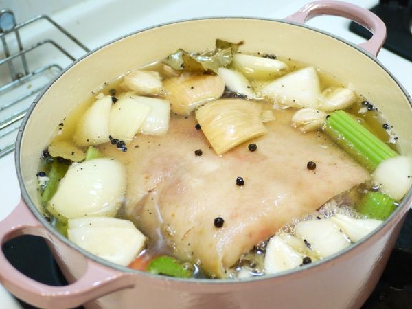 幾個小時過去後，加入啤酒醃過豬腳至少八分滿，再加入兩大匙鹽。