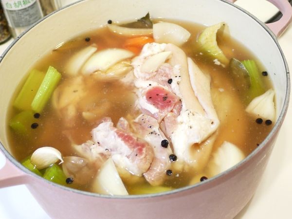 期間拿出來將豬腳翻個面繼續醃漬。

 (這時候打開鍋蓋，竟然有種桃子還是李子的香甜味，真是太神奇了~)