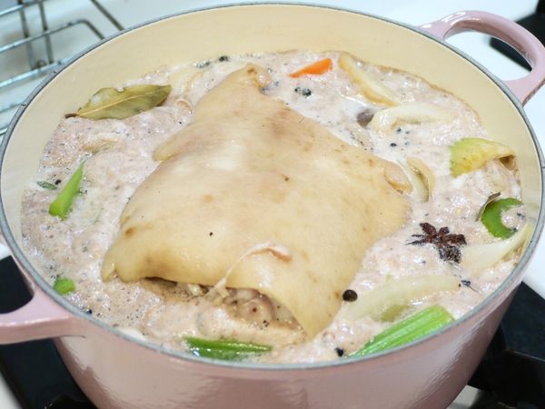 醃漬完後，整鍋拿出來。

  用小火慢慢加熱至滾，讓裡面的血水與髒汙跑出來後撈掉