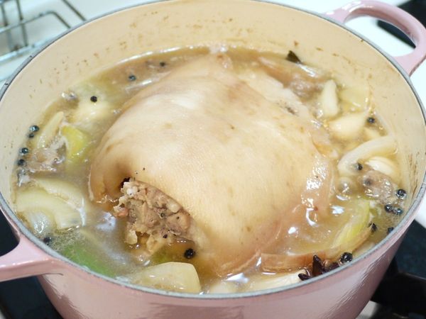 盡量把髒污撈乾淨，撈完後，蓋上鍋蓋，繼續用最小火悶煮2-3小時。