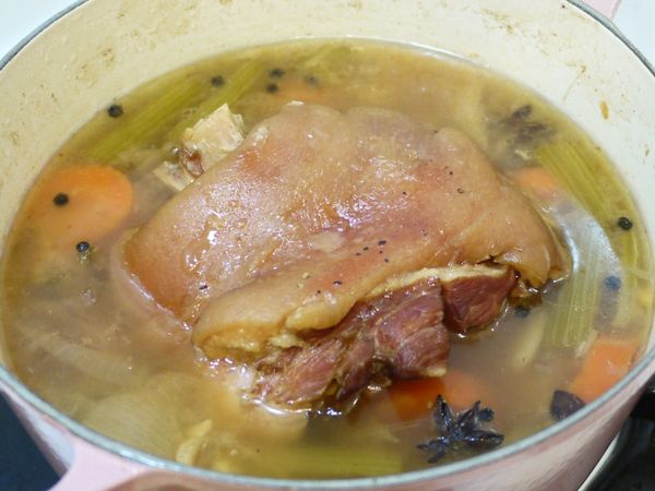 煮完後，熄火悶至少1小時，讓煮出來的味道悶回去肉裡面。

  悶完煮完後，味道非常香，都想直接吃了~

  但不行!沒有把皮烤酥的話就不是德國豬腳了!

  所以還是乖乖認命繼續下個步驟吧...