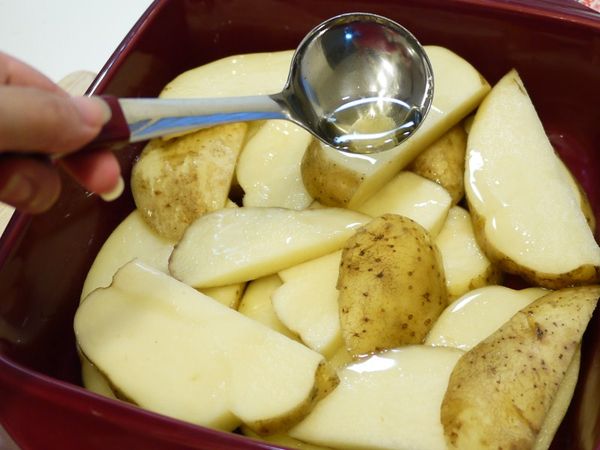 因為覺得只有吃德國豬腳太單調，而且反正都要進烤箱了，

  所以準備了兩顆馬鈴薯，拿來墊在豬腳下面吸收豬腳的精華。

  兩顆馬鈴薯，洗淨後不去皮，直接切大片。

  加入鍋內煮出來的豬油、鹽與黑胡椒粉拌勻後墊在烤盤內。