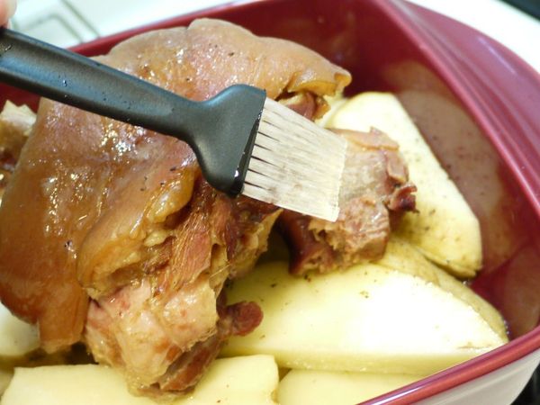  準備馬鈴薯前，烤箱先用200度預熱。

  馬鈴薯準備好後，上面放上豬腳，表面上再刷上鍋內煮出來的豬油。

  刷豬油是為了讓表皮更酥脆，並且保護瘦肉在烤的過程不會太過乾柴

 (有的食譜另外刷上橄欖油或是奶油，但我覺得既然煮的時候煮出了那麼多豬油，

  直接刷豬油就好，就沒有另外刷其他油脂了)