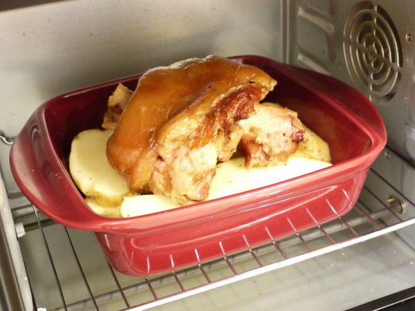 都準備好後，入烤箱，用全火烤30-40分鐘，至豬腳皮酥脆為止。

  我沒只用上火烤的原因是因為下面有馬鈴薯也需要烤熟。

  如果只烤豬腳的話，建議直接用上火將豬皮烤酥即可。