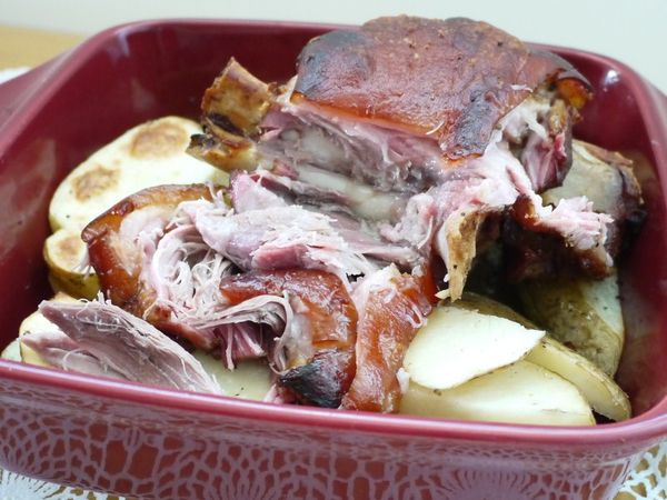 一切開就香味撲鼻。因為長時間的浸泡與燉煮，骨肉輕輕鬆鬆地用叉子就可以分離