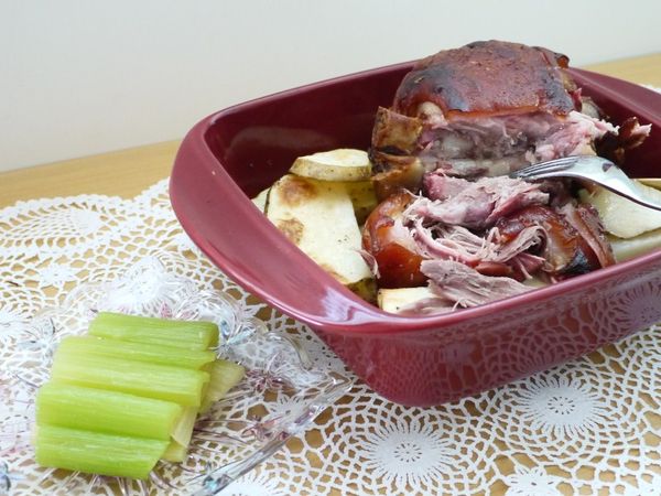 搭配上清爽的涼拌西洋芹與鬆軟的烤馬鈴薯，就是豐盛的一餐啦~