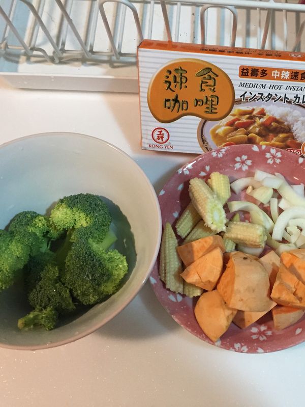 花椰菜去除老皮
洋蔥切條狀
玉米筍切小
地瓜去皮切塊
