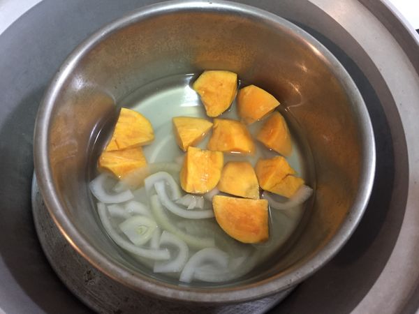 另準備鍋子（要放到電鍋蒸），
把洋蔥、地瓜放進去後，加水稍微蓋過食材。
電鍋外鍋加半杯水，把地瓜跟洋蔥先蒸熟。
（跳起來後可以打開用筷子插看看地瓜熟了沒，沒有就再加水繼續蒸）