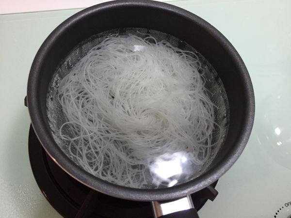 另起一鍋水，冬粉泡開後，
放到瓦斯爐上煮熟。