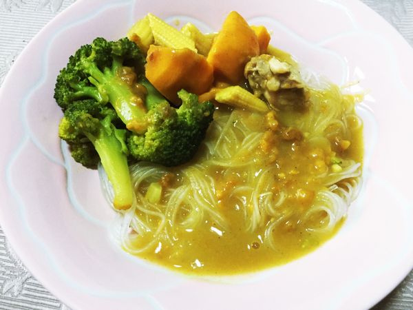 冬粉撈起，淋上營養滿分的咖哩，就完成囉！
超好吃的！