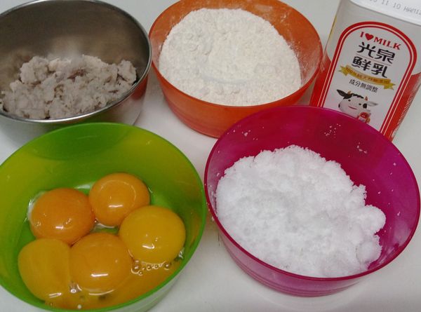 備好食材：芋頭切片先蒸熟後，趁熱加入適量的奶油和鮮奶，用叉子壓拌勻至自己喜歡的滑順度，可留點顆粒，取200g使用；蛋的蛋黃和蛋白分開（蛋白先放冷藏），所有食材秤好，粉類要先過篩。