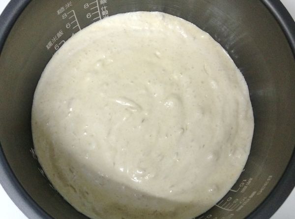 將麵糊倒入已塗抹奶油的電子鍋內鍋裡，輕敲出大氣泡，用筷子在麵糊中交叉畫８消除小氣泡。