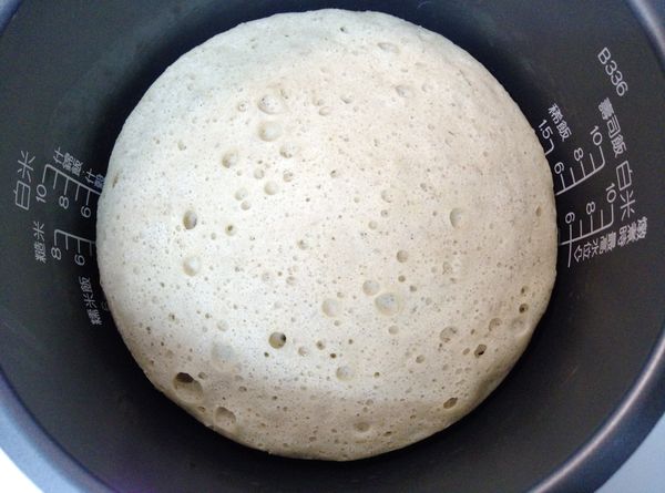 電子鍋發出完成的嗶嗶聲或１小時後，用筷子插入蛋糕體，若無沾粘麵糊即完成。