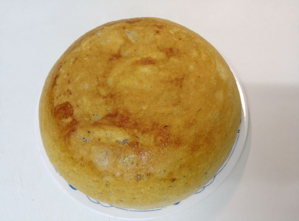 起鍋待稍涼後，再小心將蛋糕倒出盛盤。