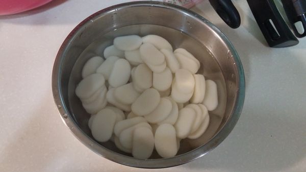 先將年糕泡在水中20~30分鐘，讓年糕散開