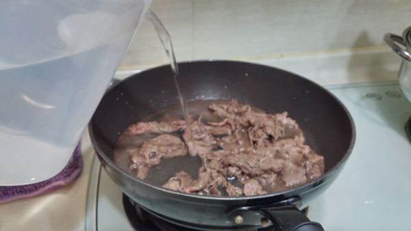 牛肉熟成後，加入1500ML的水熬煮湯底，先用大火將水煮滾，再用小火熬煮30分鐘