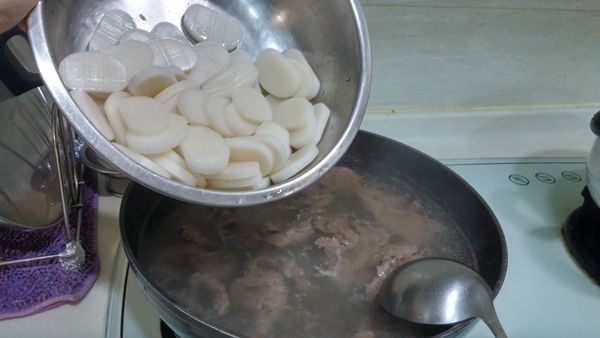 30分鐘過後，即可加入年糕一同熬煮
