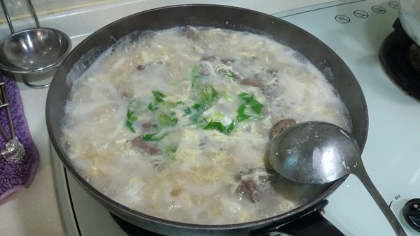 要起鍋前，再將蛋液下鍋打散，並灑取些許蔥花及胡椒粉增添香味，即可起鍋