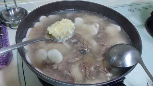 將蒜末、醬油、鹽巴下鍋調味