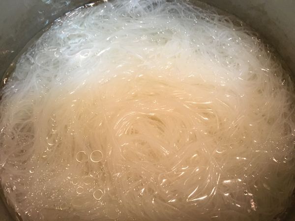 煮一鍋水，加入鹽及香油，川燙米粉，只要3分鐘即可