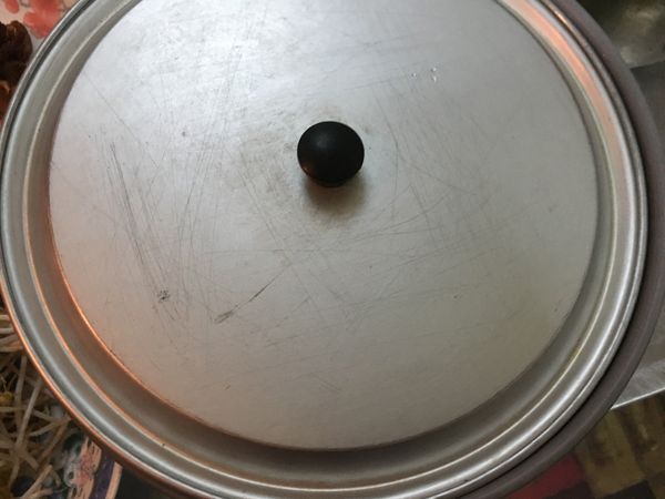 迅速將川燙後的米粉撈起悶住