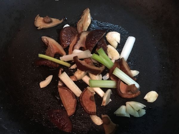 將蒜頭、洋蔥、蔥段、香菇炒香